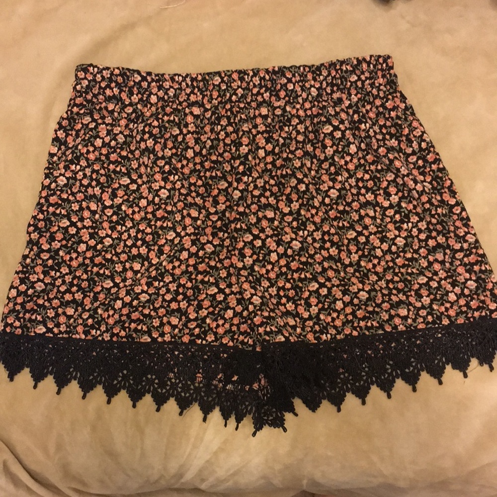 Floral shorts with lace trim